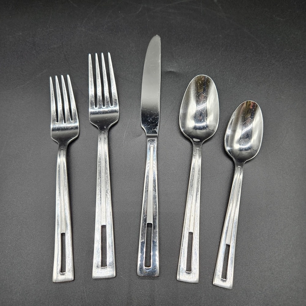 Oneida CIRCUIT 5pc Place Setting Stainless Flatware Pierced Glossy Satin Vietnam